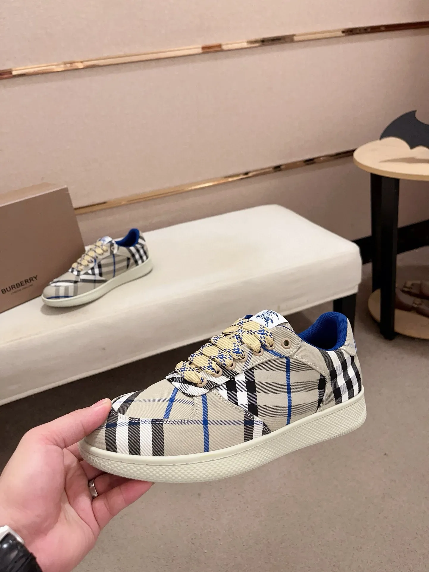 Men's shoes 💰: 560💰🇮🇹🇮🇹The counters are synchronized with Burberry's top purchasing agents🔍🔍Synchronized sales. Positive code number: 38-44. Italian imported cowhide, fully imported sheepskin lining, sole: original sole provided by the original factory, exclusive movable molded sole, super comfortable, original factory follow-up order, 🔍🔍high quality, you can enter and leave the counter at will, welcome to compare (45 yuan for customization, no return or exchange)